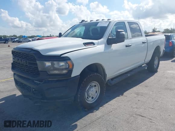 ✅ 2023 Ram 2500 Tradesman • VIN: 3C6UR5CJ3PG558687 • Лот: 42896985. Опубликован ранее на IAAI с пробегом 15 795 миль. Бесплатный доступ к архиву аукционных продаж из США и подробный отчёт об истории автомобиля на DreamBid. Изображение 2.