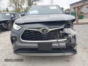 ✅ 2022 Toyota Highlander Platinum • VIN: 5TDFZRBH8NS166228 • Lot: 43563485. Wystawiony na IAAI z przebiegiem 55 834 mil. Bezpłatny archiwum sprzedaży aukcyjnych z USA i szczegółowy raport historii pojazdu na DreamBid. Zdjęcie 6.