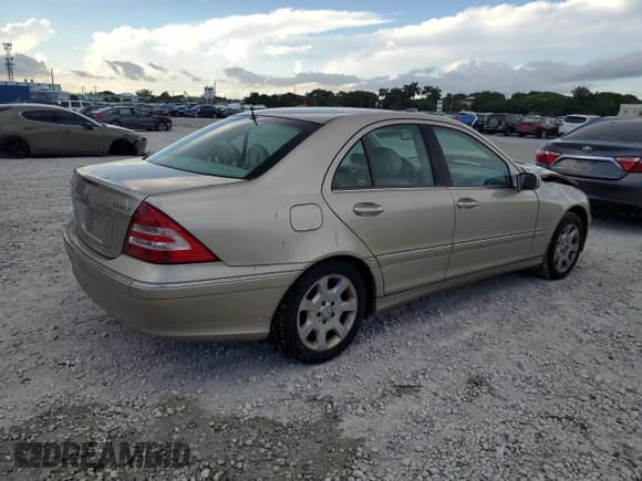 ✅ 2005 Mercedes-Benz C 240 • VIN: WDBRF81J65F667041 • Лот: 82450355. Опубликован ранее на Copart с пробегом 145 521 миль. Бесплатный доступ к архиву аукционных продаж из США и подробный отчёт об истории автомобиля на DreamBid. Изображение 3.