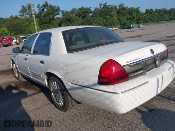 ✅ 2010 Mercury Grand Marquis LS • VIN: 2MEBM7FV9AX632540 • Lot: 43031404. Wystawiony na IAAI z przebiegiem 217 456 mil. Bezpłatny archiwum sprzedaży aukcyjnych z USA i szczegółowy raport historii pojazdu na DreamBid. Zdjęcie 3.