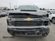 ✅ 2025 Chevrolet Silverado 2500HD Custom • VIN: 2GC4KME7XS1122705 • Lot: 67320595. Wystawiony na Copart z przebiegiem 7 276 mil. Bezpłatny archiwum sprzedaży aukcyjnych z USA i szczegółowy raport historii pojazdu na DreamBid. Zdjęcie 5.