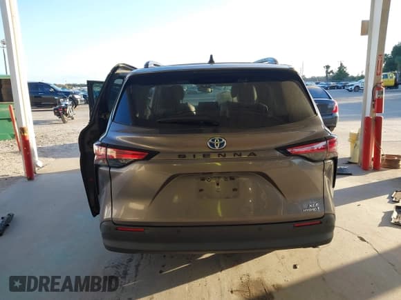 ✅ 2022 Toyota Sienna XLE • VIN: 5TDYRKEC9NS131147 • Lot: 43625525. Listed on IAAI with 61,310 mi. Free auction sales archive from the USA and detailed vehicle history report at DreamBid. Image 17.