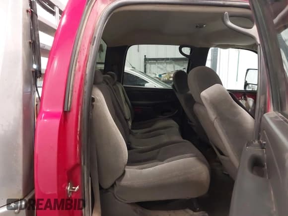 ✅ 2005 Chevrolet Silverado 2500HD LS • VIN: 1GCHK23235F812421 • Lot: 42096187. Wystawiony na IAAI z przebiegiem 328 958 mil. Bezpłatny archiwum sprzedaży aukcyjnych z USA i szczegółowy raport historii pojazdu na DreamBid. Zdjęcie 8.