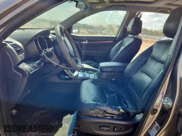 ✅ 2011 Kia Sorento EX • VIN: 5XYKU4A27BG004581 • Lot: 84641055. Listed on Copart with 240,350 mi. Free auction sales archive from the USA and detailed vehicle history report at DreamBid. Image 7.