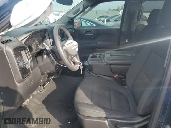 ✅ 2020 Chevrolet Silverado 1500 Custom • VIN: 3GCPWBEFXLG409841 • Lot: 88945145. Wystawiony na Copart z przebiegiem 99 475 mil. Bezpłatny archiwum sprzedaży aukcyjnych z USA i szczegółowy raport historii pojazdu na DreamBid. Zdjęcie 7.