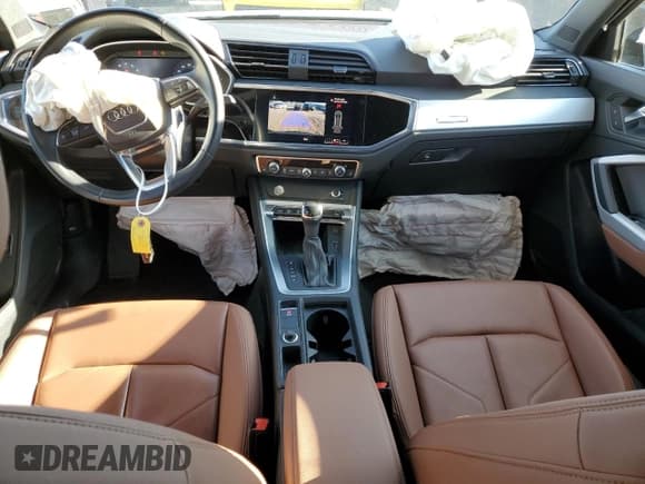 ✅ 2020 Audi Q3 Premium • VIN: WA1AECF3XL1106358 • Lot: 68481112. Wystawiony na Copart z przebiegiem 33 679 mil. Bezpłatny archiwum sprzedaży aukcyjnych z USA i szczegółowy raport historii pojazdu na DreamBid. Zdjęcie 8.