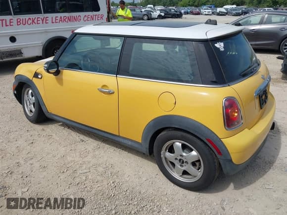 ✅ 2007 MINI Hardtop • VIN: WMWMF33597TT50354 • Lot: 42902757. Wystawiony na IAAI z przebiegiem 108 007 mil. Bezpłatny archiwum sprzedaży aukcyjnych z USA i szczegółowy raport historii pojazdu na DreamBid. Zdjęcie 3.