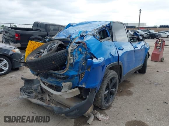 ✅ 2018 Jeep Cherokee Latitude • VIN: 1C4PJLCX5JD620455 • Lot: 42110925. Listed on IAAI with Not provided. Free auction sales archive from the USA and detailed vehicle history report at DreamBid. Image 4.