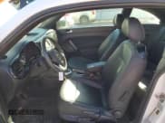 ✅ 2017 Volkswagen Beetle Fleet • VIN: 3VWF17AT6HM613447 • Lot: 91915315. Wystawiony na Copart z przebiegiem 118 899 mil. Bezpłatny archiwum sprzedaży aukcyjnych z USA i szczegółowy raport historii pojazdu na DreamBid. Zdjęcie 7.