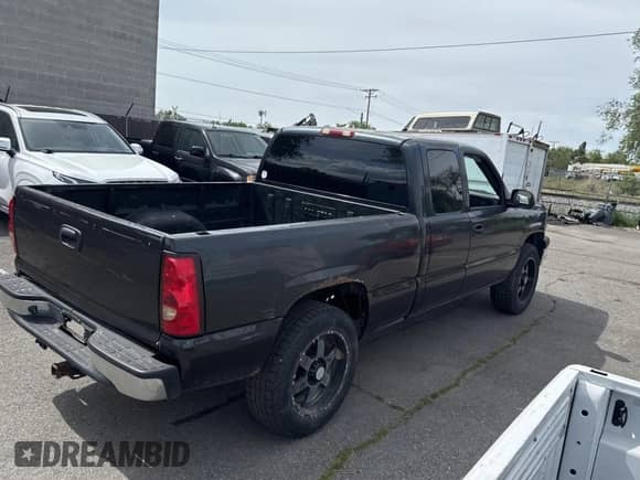 2004 Chevrolet Silverado 1500 z VIN 1GCEK19T74E305457, wystawiony jako Copart lot #59048185 z przebiegiem 261 976 mil mil oraz Czysty tytuł • Clean title. Historia ofert i sprzedaży dostępna na DreamBid. Obrazek 4.