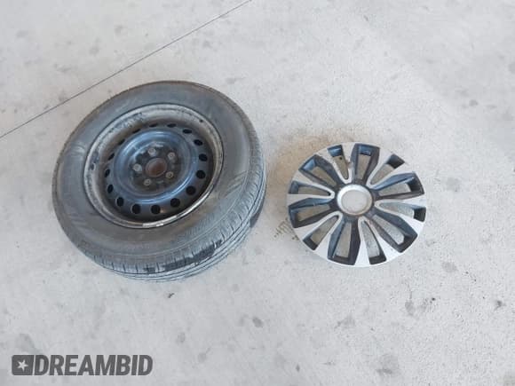 ✅ 2005 Toyota Camry LE • VIN: 4T1BE32K65U075615 • Lot: 43681784. Listed on IAAI with 220,102 mi. Free auction sales archive from the USA and detailed vehicle history report at DreamBid. Image 12.