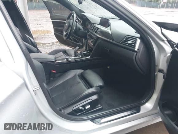 ✅ 2018 BMW 3 Series 330i xDrive • VIN: WBA8D9G52JNU70237 • Лот: 43186572. Опубликован ранее на IAAI с пробегом 102 985 миль. Бесплатный доступ к архиву аукционных продаж из США и подробный отчёт об истории автомобиля на DreamBid. Изображение 5.