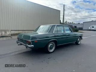 ✅ 1972 Mercedes-Benz 250 • VIN: 11401112012408 • Lot: 79318634. Wystawiony na Copart z przebiegiem 28 458 mil. Bezpłatny archiwum sprzedaży aukcyjnych z USA i szczegółowy raport historii pojazdu na DreamBid. Zdjęcie 4.