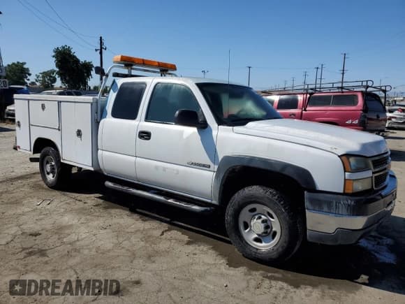 ✅ 2006 Chevrolet Silverado 1500 • VIN: 1GBHC29U16E253470 • Лот: 60060335. Опубликован ранее на Copart с пробегом 131 617 миль. Бесплатный доступ к архиву аукционных продаж из США и подробный отчёт об истории автомобиля на DreamBid. Изображение 4.