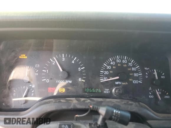 ✅ 2000 Jeep Cherokee • VIN: 1J4FF48S6YL166145 • Lot: 85129215. Wystawiony na Copart z przebiegiem 186 626 mil. Bezpłatny archiwum sprzedaży aukcyjnych z USA i szczegółowy raport historii pojazdu na DreamBid. Zdjęcie 9.