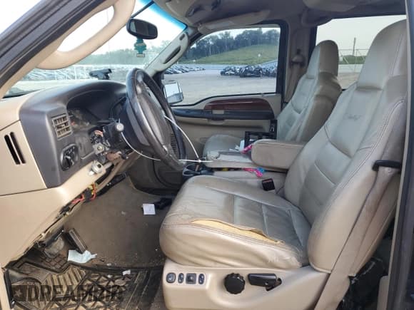 ✅ 2005 Ford Excursion Limited • VIN: 1FMNU43SX5EA84218 • Лот: 68275315. Опубликован ранее на Copart с пробегом Не указан. Бесплатный доступ к архиву аукционных продаж из США и подробный отчёт об истории автомобиля на DreamBid. Изображение 7.