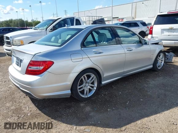 ✅ 2012 Mercedes-Benz C 250 Sport • VIN: WDDGF4HB4CR238949 • Lot: 43285302. Wystawiony na IAAI z przebiegiem 59 176 mil. Bezpłatny archiwum sprzedaży aukcyjnych z USA i szczegółowy raport historii pojazdu na DreamBid. Zdjęcie 4.