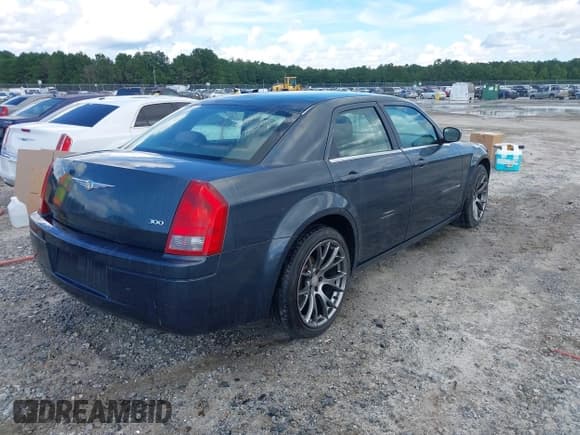 ✅ 2007 Chrysler 300 • VIN: 2C3KA43R97H639172 • Lot: 42867622. Listed on IAAI with 165,255 mi. Free auction sales archive from the USA and detailed vehicle history report at DreamBid. Image 4.