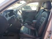 ✅ 2018 Volkswagen Tiguan SEL Premium • VIN: 3VV4B7AX1JM002422 • Лот: 82665755. Опубликован ранее на Copart с пробегом 74 183 миль. Бесплатный доступ к архиву аукционных продаж из США и подробный отчёт об истории автомобиля на DreamBid. Изображение 7.