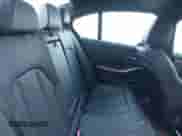 2024 BMW 3 Series 330i xDrive z VIN 3MW89FF02R8E13041, wystawiony jako IAAI lot #43489376 z przebiegiem 39 474 mil mil oraz . Historia ofert i sprzedaży dostępna na DreamBid. Obrazek 8.