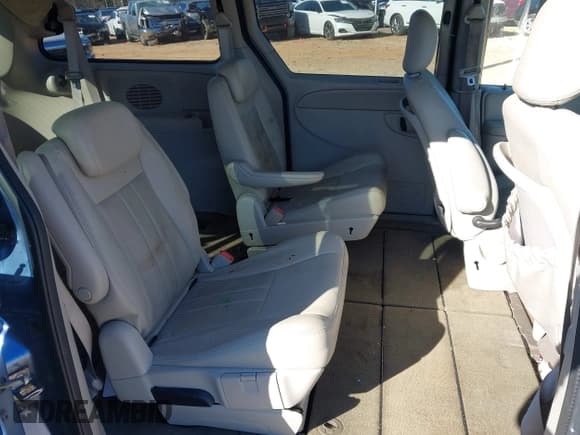 ✅ 2007 Chrysler Town & Country Touring • VIN: 2A8GP54L47R273771 • Lot: 43790165. Listed on IAAI with 157,802 mi. Free auction sales archive from the USA and detailed vehicle history report at DreamBid. Image 8.