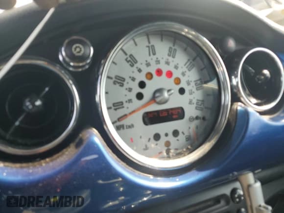 ✅ 2007 MINI Convertible S • VIN: WMWRH33597TL94449 • Lot: 43903935. Wystawiony na Copart z przebiegiem 67 484 mil. Bezpłatny archiwum sprzedaży aukcyjnych z USA i szczegółowy raport historii pojazdu na DreamBid. Zdjęcie 9.