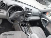 ✅ 2006 Toyota RAV4 • VIN: JTMBD33V765045471 • Lot: 43301041. Wystawiony na IAAI z przebiegiem 164 153 mil. Bezpłatny archiwum sprzedaży aukcyjnych z USA i szczegółowy raport historii pojazdu na DreamBid. Zdjęcie 5.