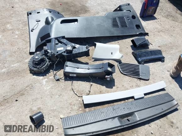 2018 Chevrolet Suburban LS с VIN 1GNSCGKC2JR301728, выставлен на аукционе IAAI как лот 42099285 с пробегом 123 032 миль миль и . История ставок и продаж доступна на DreamBid. Изображение 12.