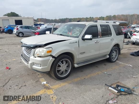 ✅ 2006 Ford Explorer Limited • VIN: 1FMEU65E16ZA13504 • Lot: 43750210. Wystawiony na IAAI z przebiegiem 339 911 mil. Bezpłatny archiwum sprzedaży aukcyjnych z USA i szczegółowy raport historii pojazdu na DreamBid. Zdjęcie 17.