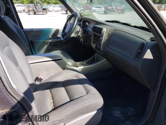 ✅ 2001 Ford Explorer Sport Trac • VIN: 1FMZU77E71UB28117 • Lot: 43004951. Wystawiony na IAAI z przebiegiem 108 151 mil. Bezpłatny archiwum sprzedaży aukcyjnych z USA i szczegółowy raport historii pojazdu na DreamBid. Zdjęcie 5.