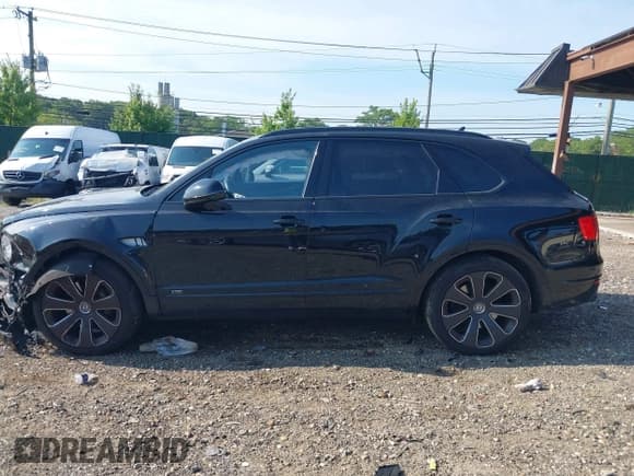 ✅ 2020 Bentley Bentayga V8 • VIN: SJAAM2ZV9LC029682 • Lot: 42847690. Wystawiony na IAAI z przebiegiem 26 272 mil. Bezpłatny archiwum sprzedaży aukcyjnych z USA i szczegółowy raport historii pojazdu na DreamBid. Zdjęcie 15.