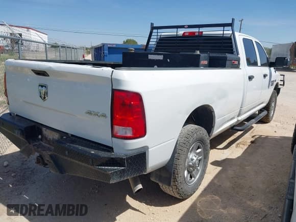 ✅ 2018 Ram 2500 Tradesman • VIN: 3C6UR5HJ9JG284301 • Lot: 42893323. Wystawiony na IAAI z przebiegiem 241 646 mil. Bezpłatny archiwum sprzedaży aukcyjnych z USA i szczegółowy raport historii pojazdu na DreamBid. Zdjęcie 4.