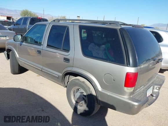 ✅ 2001 Chevrolet Blazer LT • VIN: 1GNDT13W71K195400 • Lot: 41682682. Wystawiony na IAAI z przebiegiem 178 957 mil. Bezpłatny archiwum sprzedaży aukcyjnych z USA i szczegółowy raport historii pojazdu na DreamBid. Zdjęcie 3.