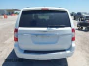 ✅ 2016 Chrysler Town & Country Touring L Anniversary Edition • VIN: 2C4RC1CG4GR174960 • Lot: 42306268. Wystawiony na IAAI z przebiegiem 154 385 mil. Bezpłatny archiwum sprzedaży aukcyjnych z USA i szczegółowy raport historii pojazdu na DreamBid. Zdjęcie 17.