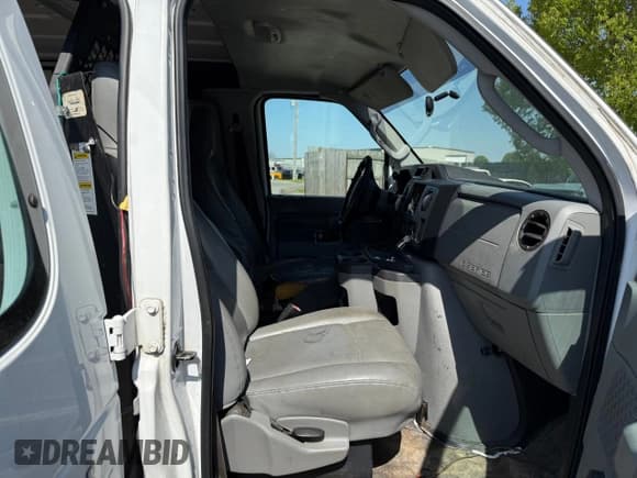 ✅ 2010 Ford Econoline Cargo Commercial • VIN: 1FTNE1EW6ADA36473 • Lot: 52734905. Wystawiony na Copart z przebiegiem 476 354 mil. Bezpłatny archiwum sprzedaży aukcyjnych z USA i szczegółowy raport historii pojazdu na DreamBid. Zdjęcie 5.