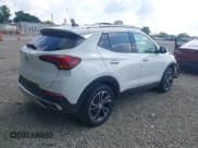 ✅ 2021 Buick Encore GX Essence • VIN: KL4MMFSL7MB171106 • Lot: 42634028. Wystawiony na IAAI z przebiegiem 44 478 mil. Bezpłatny archiwum sprzedaży aukcyjnych z USA i szczegółowy raport historii pojazdu na DreamBid. Zdjęcie 4.