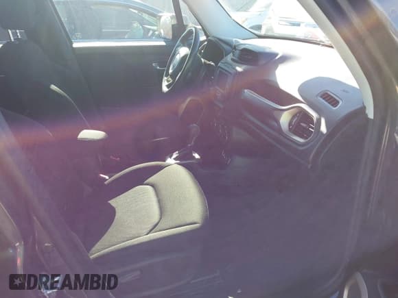 ✅ 2017 Jeep Renegade Latitude • VIN: ZACCJABB4HPG20712 • Lot: 43812798. Wystawiony na IAAI z przebiegiem 108 412 mil. Bezpłatny archiwum sprzedaży aukcyjnych z USA i szczegółowy raport historii pojazdu na DreamBid. Zdjęcie 5.