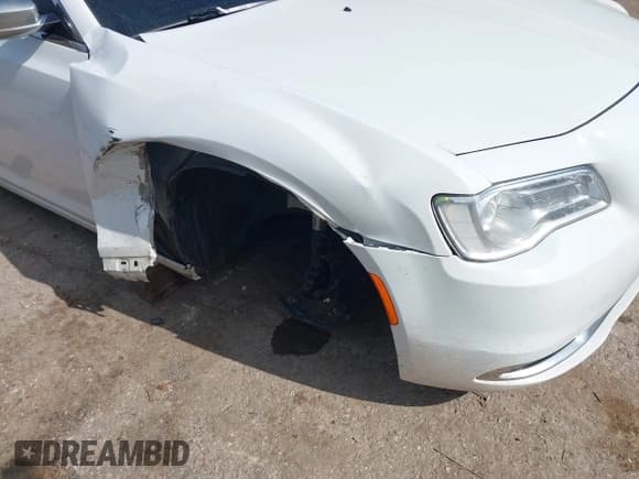 ✅ 2015 Chrysler 300 C • VIN: 2C3CCAEG8FH755728 • Lot: 42167277. Listed on IAAI with 110,814 mi. Free auction sales archive from the USA and detailed vehicle history report at DreamBid. Image 6.