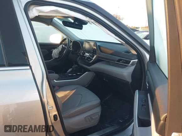 ✅ 2022 Toyota Highlander XLE • VIN: 5TDHZRAH9NS133927 • Lot: 43465979. Wystawiony na IAAI z przebiegiem 25 544 mil. Bezpłatny archiwum sprzedaży aukcyjnych z USA i szczegółowy raport historii pojazdu na DreamBid. Zdjęcie 5.