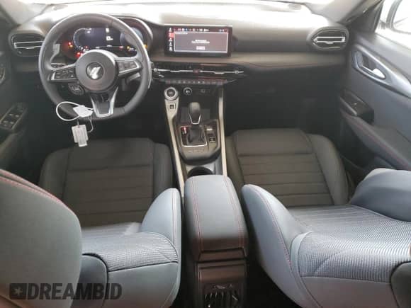 2024 Dodge Hornet R/T z VIN ZACPDFCW1R3A28605, wystawiony jako Copart lot #63086245 z przebiegiem 17 740 mil mil oraz Szkoda całkowita • Salvage title. Historia ofert i sprzedaży dostępna na DreamBid. Obrazek 8.