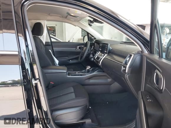 ✅ 2023 Kia Sorento LX • VIN: 5XYRG4LC9PG170703 • Lot: 43094607. Wystawiony na IAAI z przebiegiem 41 070 mil. Bezpłatny archiwum sprzedaży aukcyjnych z USA i szczegółowy raport historii pojazdu na DreamBid. Zdjęcie 5.