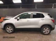 ✅ 2022 Chevrolet Trax LS • VIN: KL7CJNSMXNB555960 • Lot: 42563564. Wystawiony na IAAI z przebiegiem 28 553 mil. Bezpłatny archiwum sprzedaży aukcyjnych z USA i szczegółowy raport historii pojazdu na DreamBid. Zdjęcie 14.