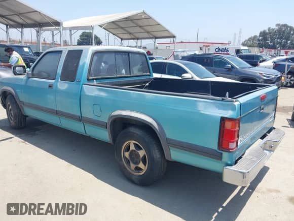 1995 Dodge Dakota z VIN 1B7GL23Y9SW925105, wystawiony jako IAAI lot #42460138 z przebiegiem 125 389 mil mil oraz . Historia ofert i sprzedaży dostępna na DreamBid. Obrazek 3.