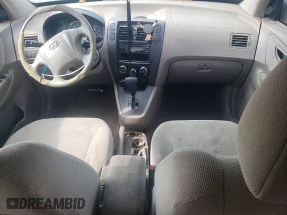 2005 Hyundai Tucson GL z VIN KM8JM12BX5U075930, wystawiony jako Copart lot #67500484 z przebiegiem 141 028 mil mil oraz Szkoda całkowita • Salvage title. Historia ofert i sprzedaży dostępna na DreamBid. Obrazek 8.