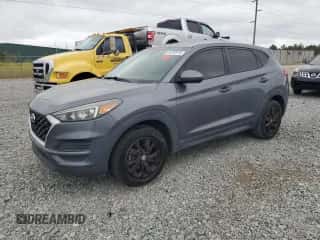 2019 Hyundai Tucson SE z VIN KM8J23A47KU956214, wystawiony jako Copart lot #84757875 z przebiegiem 133 727 mil mil oraz Czysty tytuł • Clean title. Historia ofert i sprzedaży dostępna na DreamBid. Obrazek 1.