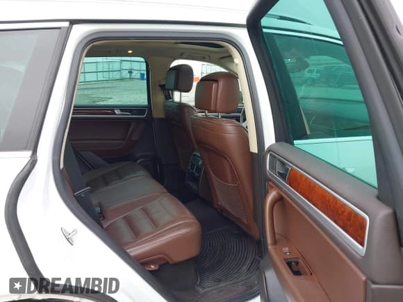 ✅ 2012 Volkswagen Touareg Sport • VIN: WVGEF9BP0CD006506 • Lot: 42355432. Wystawiony na IAAI z przebiegiem 175 346 mil. Bezpłatny archiwum sprzedaży aukcyjnych z USA i szczegółowy raport historii pojazdu na DreamBid. Zdjęcie 8.