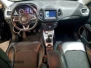 ✅ 2020 Jeep Compass Latitude • VIN: 3C4NJDBB2LT117076 • Lot: 93434355. Wystawiony na Copart z przebiegiem 77 233 mil. Bezpłatny archiwum sprzedaży aukcyjnych z USA i szczegółowy raport historii pojazdu na DreamBid. Zdjęcie 8.