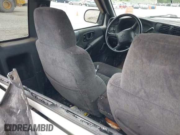 ✅ 2002 Chevrolet S-10 • VIN: 1GCCS19W228255175 • Лот: 42170832. Опубликован ранее на IAAI с пробегом 250 224 миль. Бесплатный доступ к архиву аукционных продаж из США и подробный отчёт об истории автомобиля на DreamBid. Изображение 8.