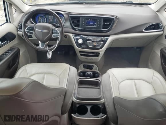 ✅ 2017 Chrysler Pacifica Touring L • VIN: 2C4RC1BG1HR702473 • Лот: 57705575. Опубликован ранее на Copart с пробегом 152 445 миль. Бесплатный доступ к архиву аукционных продаж из США и подробный отчёт об истории автомобиля на DreamBid. Изображение 8.