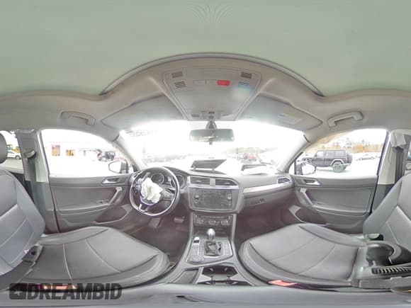 ✅ 2018 Volkswagen Tiguan SEL • VIN: 3VV2B7AX8JM097357 • Лот: 91419595. Опубликован ранее на Copart с пробегом 67 321 миль. Бесплатный доступ к архиву аукционных продаж из США и подробный отчёт об истории автомобиля на DreamBid. Изображение 16.